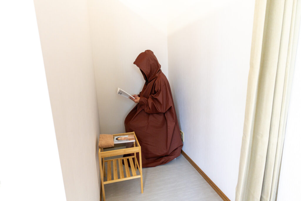 高崎市にあるピラティススタジオの中のよもぎ蒸しをしている風景